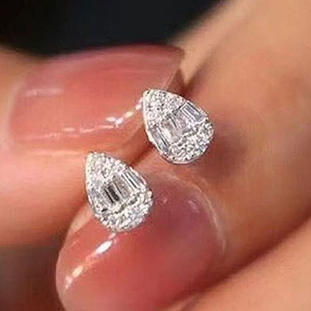 The Tiny Teardrop Stud earrings in 925 and brilliant cubic zirconia